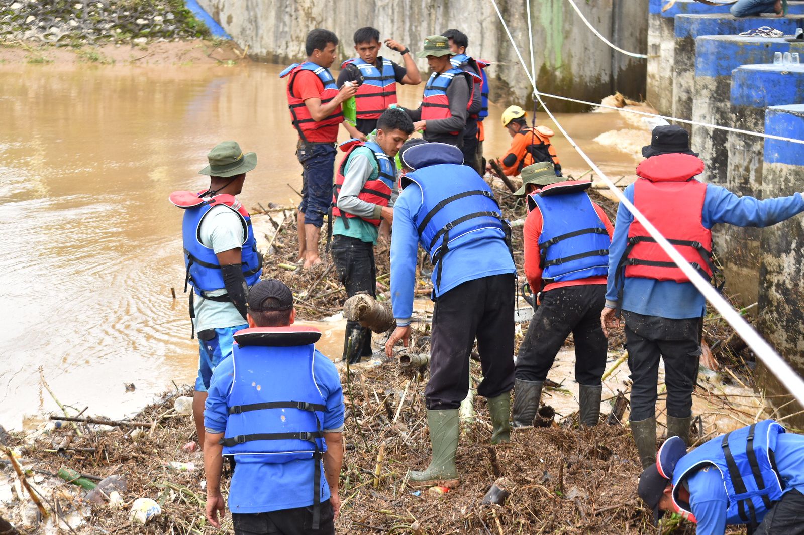 Pemko Payakumbuh dibantu Denzipur 2 Padang Mengatas  langsung mengatasi banjir yang merendam sejumlah rumah di Kelurahan Taratak Padang Kampuang dan Ompang Tanah Sirah Kecamatan Payakumbuh Utara